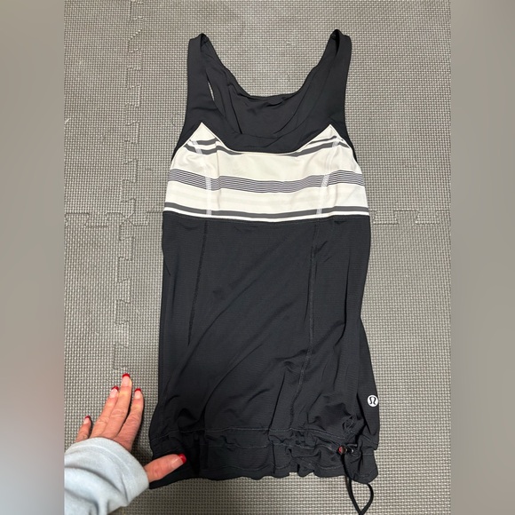 Retro / Y2K lululemon athletica Black/White Tank Top/ cinched bottom size 4 - Picture 2 of 4